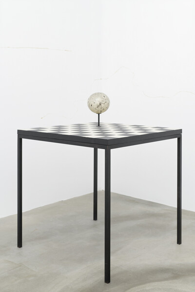 Sarah Ortmeyer, NATALIA VIII, 2016, paint on wood, table, 70 x 70 x 70 cm, unique & Sarah Ortmeyer w/ Kerstin Brätsch, MONSTER VIII, 2016, ink on ostrich egg, unique - © sans titre