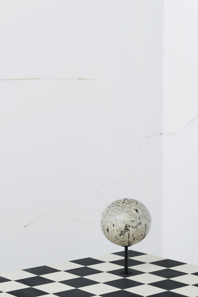 Jonathan Binet, Wall drawings (Nicotine) (detail), 2020 & Sarah Ortmeyer w/ Kerstin Brätsch, ​MONSTER VIII​, 2016, ink on ostrich egg, unique - © sans titre