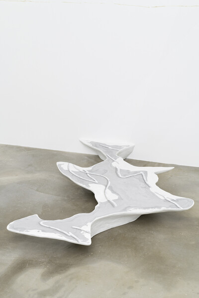 Michael Debatty, Map & Territory IV, 2020, Jesmonite white marble, acrylic, air brush, 135 x 111 x 14 cm, unique - © sans titre