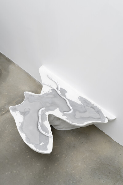 Michael Debatty, ​Map & Territory I​, 2020, Jesmonite white marble, acrylic, air brush, 67 x 49 x 20.5 cm, unique - © sans titre