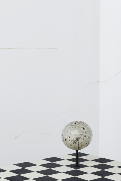 Jonathan Binet, Wall drawings (Nicotine) (detail), 2020 & Sarah Ortmeyer w/ Kerstin Brätsch, MONSTER VIII, 2016, ink on ostrich egg, unique - © sans titre