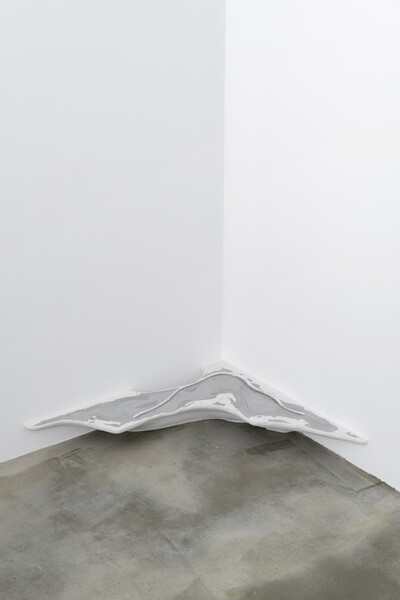 Michael Debatty, ​Map & Territory V​, 2020, Jesmonite white marble, acrylic, air brush, 112 x 48 x 11 cm, unique - © sans titre