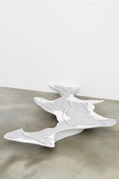 Michael Debatty, ​Map & Territory IV​, 2020, Jesmonite white marble, acrylic, air brush, 135 x 111 x 14 cm, unique - © sans titre