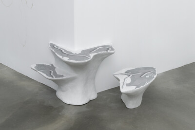 Michael Debatty, Map & Territory II, 2020, Jesmonite white marble, acrylic, air brush, 58 x 51 x 37.5 cm, unique & Map & Territory III, 2020, Jesmonite white marble, acrylic, air brush, 56.5 x 29.5 x 19 cm, unique - © sans titre