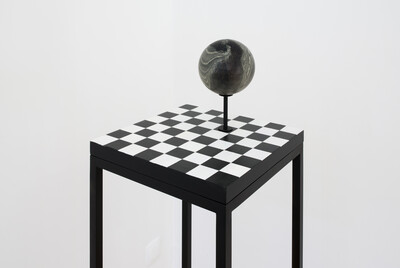 Sarah Ortmeyer, ​NATALIA II​, 2016, paint on wood, table, 35 x 35 x 100 cm, unique & Sarah Ortmeyer w/ Kerstin Brätsch, ​MONSTER IV​, 2016, ink on ostrich egg, unique - © sans titre