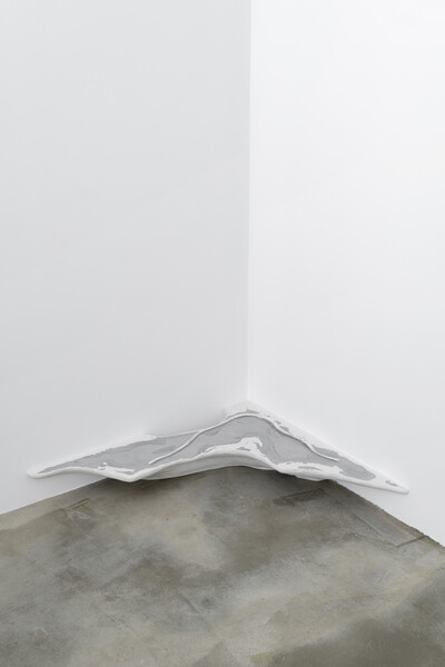 Michael Debatty, Map & Territory V, 2020, Jesmonite white marble, acrylic, air brush, 112 x 48 x 11 cm, unique - © sans titre