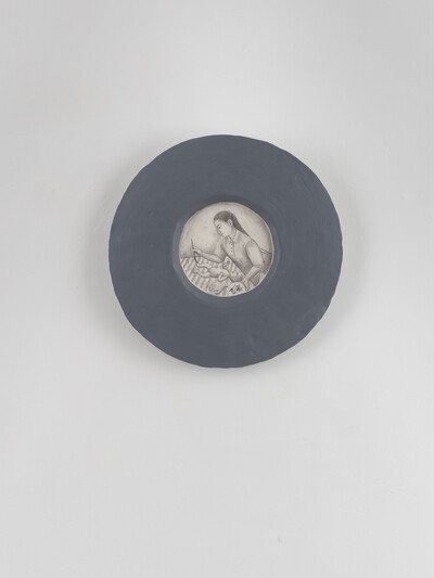 Agnes Scherer, In Luck (2), 2020, ceramic plate painted with engobe, ø 39 cm, unique - © sans titre