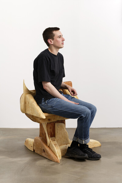 Alicia Adamerovich, Plinth, 2021, recycled wood chair, 84.5 x 94 x 83 cm, unique - © sans titre