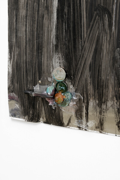 Cudelice Brazelton IV, Barb (detail), 2021, acrylic, steel, glaze, synthetic leather, wood, coins, magnets on paper, 89 x 66.5 cm, unique - © sans titre