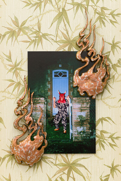 Kianuë Tran Kiêu, Partout où la mer enfle, je déteins, 2023, silver print glued on aluminum dibond, plywood, expanding foam, holographic paint, wallpaper, 52 x 66 cm, unique - © sans titre