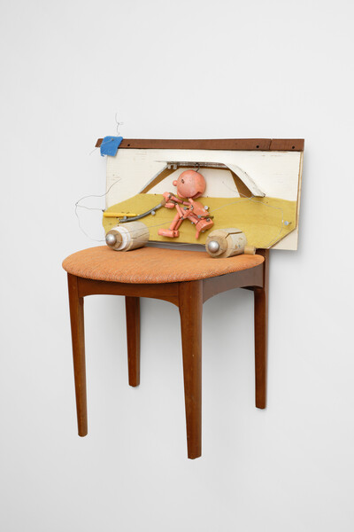 Brian Griffiths, Foot Down with Mustard Car (No No to Knock-Knocks), 2023, wood, plywood, hardboard, cardboard, aluminium, plastic, paint, fabric, tape, wire, chair, fixtures and fittings, 72 x 63 x 48 cm, unique - © sans titre
