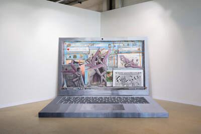 Agnes Scherer, Pour la récompense et pour la peine (B), 2023, wood sculpture, painting on canvas, 214 x 330 cm (screen) & 214 x 330 cm (keyboard), unique - © sans titre