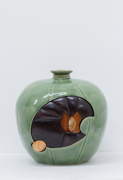 Wei Libo, Family birds (Melonia #1), 2025, ceramic, wooden marquetry, 27 x 28 x 28 cm, unique - © sans titre