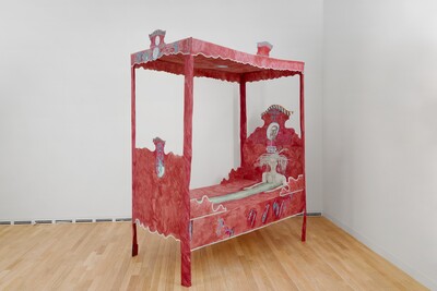 Agnes Scherer, Lit de sirène, 2024, paper painted with ink and light resistant felt tip markers, 213 x 135 x 190 cm, unique - © sans titre