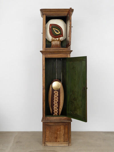 Wei Libo, Family birds (La pendule), 2026, ceramic, wooden marquetry, pendulum, found furniture, 225 x 55 x 66 cm, unique - © sans titre