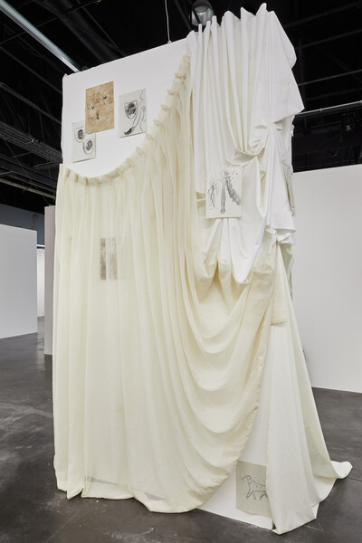 Jessy Razafimandimby, La mariée, 2021, mixed media installation, variable dimensions, unique - © sans titre