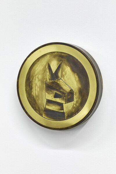 Caroline Mesquita, Coin (felin), 2024, patinated brass, 11.2 x 11.2 x 1 cm, unique - © sans titre