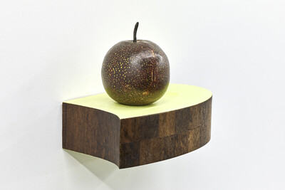 Wei Libo, Pure goodness (Frozen Pear), 2024, frozen pear in wood and acrylic paint, 10 x 10 x 12 cm, unique - © sans titre