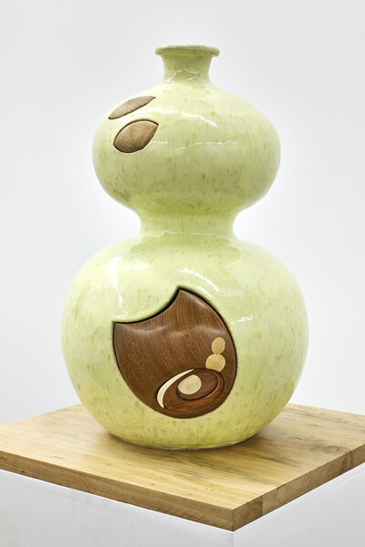 Wei Libo, Family birds (GrGr 1), 2024, ceramic, wooden marquetry, 45 x 30 x 30 cm, unique - © sans titre