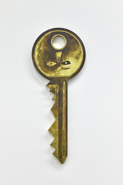 Caroline Mesquita, Key, 2024, patinated brass, 42 x 16.5 x 2 cm - © sans titre