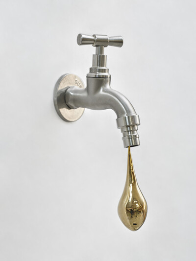 Caroline Mesquita, Source, 2024, stainless steel and brass, 15 x 4.5 x 11 cm - © sans titre