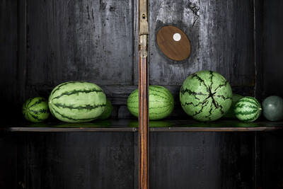 Wei Libo, Pure goodness (watermelon) v.01 (detail), 2024, watermelons in wood, acrylic paint, found furniture, 200 x 100 x 60 cm, unique - © sans titre