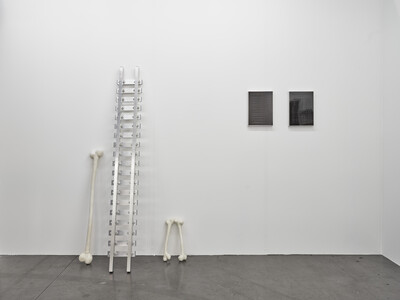 (on the left) Romain Sarrot, Modular installation IIII, 2025, aluminum, fabric, self-hardening clay, acrylic varnish, 55 x 10.5 x 6 cm / 200 x 7 x 26 cm / 41 x 6 x 10 cm & 41 x 6 x 8 cm, unique - © sans titre