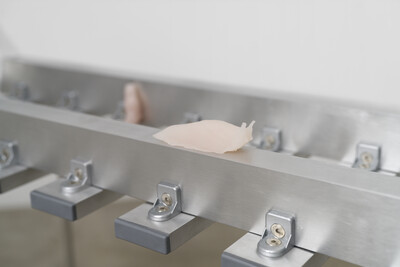 Romain Sarrot, Large rail slug (detail), 2025, rectangular aluminum tube, plastic end cap, silicone, 71 x 26 x 142 cm, unique - © sans titre