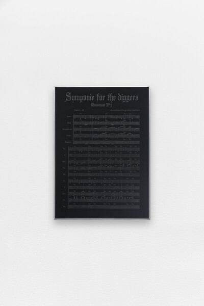 Romain Sarrot, Symponie for the diggers - Opera for the worms N°3, 2025, laser engraving on glossy black opaque Altuglass, aluminum, wood, glue, 36 x 26 x 3 cm, unique - © sans titre