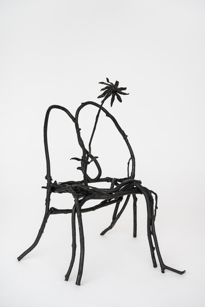 Hamish Pearch, Cushioning from the world's sharp edges, 2022, bronze, 30 x 30 x 40 cm, unique - © sans titre