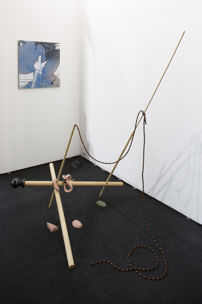 Maximilian Kirmse, ohneTitel (Frisörbild), 2018, oil and charcoal on canvas, 65 x 60 cm, unique & Ieva Kraule, To Raise a Snake or Raised Stakes, 2019, ash tree poles, linseed oil, spray paint, rope, glazed ceramic, 140 x 80 x 180 cm, unique - © sans titre