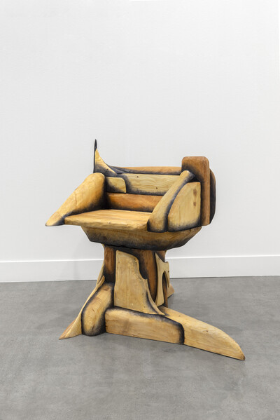 Alicia Adamerovich, Plinth, 2021, recycled wood chair, 84.5 x 94 x 83 cm, unique - © sans titre