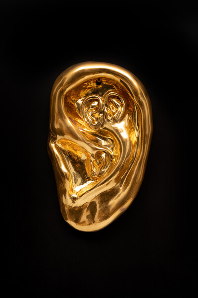 Robert Brambora, Delay, 2024, ceramic, glaze, gold, 32 x 25 x 4 cm, unique - © sans titre
