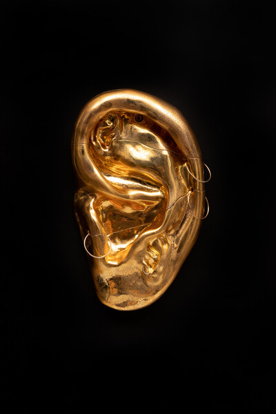 Robert Brambora, Double edge, 2024, ceramic, glaze, gold, ear rings, 29 x 23 x 3 cm, unique - © sans titre