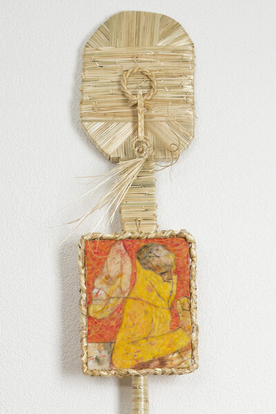 Jessy Razafimandimby, Chants hirsutes (detail), 2022, found objects, woven straw, acrylic on bed sheet, 222 x 33 x 6 cm, unique - © sans titre