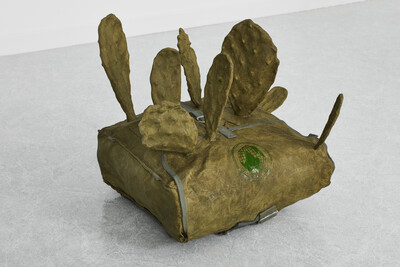Hamish Pearch, Globe Trotter (BOBBY), 2020, polymerised gypsum, resin, oil paint, 44 x 48.2 x 40.6 cm, unique - © sans titre
