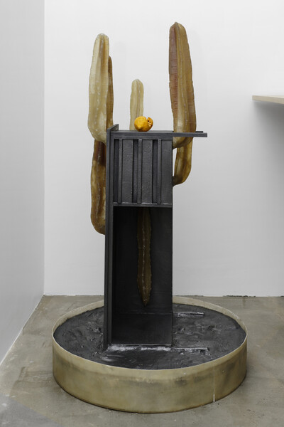 Hamish Pearch, Fruits, 2021, resin, fiberglass, Jesmonite, ply, oil paint, graphite, 60 x 60 x 115 cm, unique - © sans titre