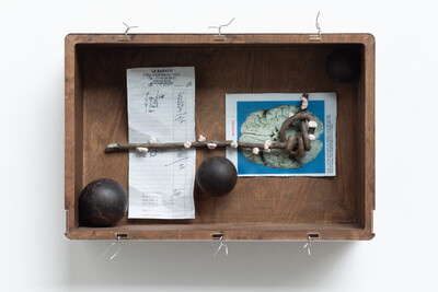 Hamish Pearch, Une couche aussi mince qu’une feuille de papier, 2024, treated ply, UV print on aluminium, bronze, paint, steel, plexiglass, fixings, 29 x 43 x 10 cm, unique - © sans titre