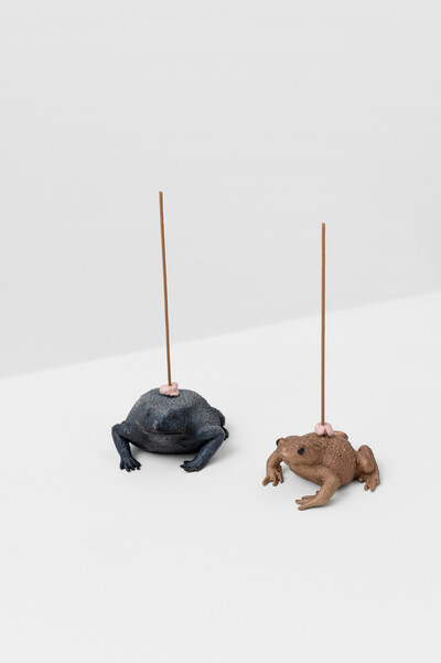 Hamish Pearch, The only way in is outside (blue toad), 2024 & The only way out is inside (brown toad), 2024, bronze, patina, paint, incense, smoke, 19 x 10 x 8 cm & 19 x 8 x 7 cm, edition of 10 (each) - © sans titre