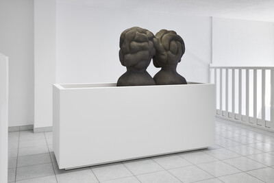 Hamish Pearch, Soup, 2020, MDF, polymerised gypsum, paint, commingled French and British sand,150 x 182 x 72 cm, unique - © sans titre