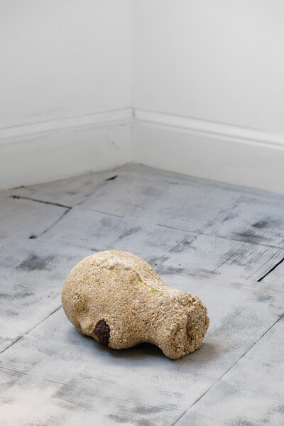 Hamish Pearch, Sit back supernova, 2018, oats, volcanic rock, 28 x 20 x 16 cm - © sans titre