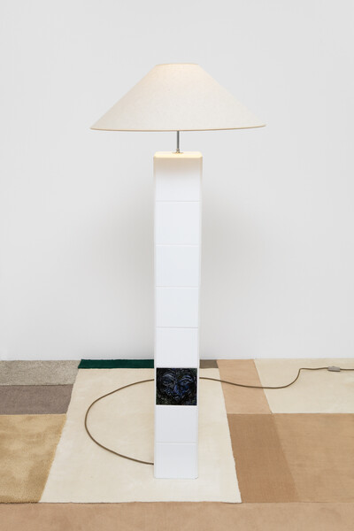 Jacent, In Ha Mood, 2023, painted earthenware tiles, plywood, lacquer, light system, seal, lampshade, 154 x 60 x 60 cm, unique - © sans titre