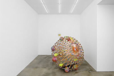 Johanna Odersky, Where Water Touches All Around, 2021, spray paint on rullers, styrofoam, thermoplastic, epoxy, 140 x 160 x 140 cm, unique - © © Aurélien Mole, sans titre