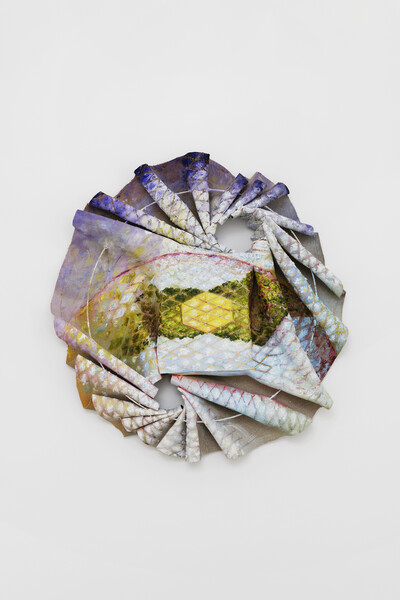 Johanna Odersky, Solitudinal Revolution, 2021, oil paint on folded canvas, metal structure, 67 x 64 x 6 cm, unique - © sans titre