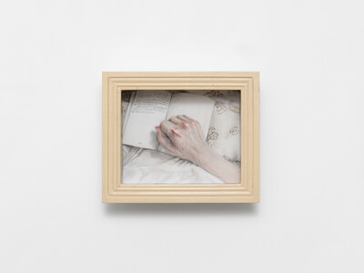 Liselor Perez, Main pleurante, 2025, colored pencil on paper, wooden box with glass, 19 x 23.5 x 5.4 cm, unique - © sans titre