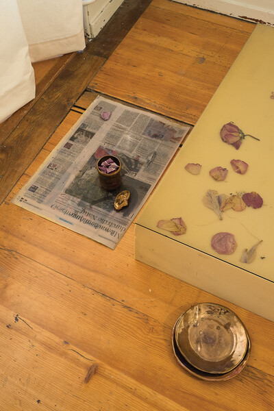 Robert Brambora, Bed (detail), 2020, foam mattress, glass, dried flowers, blankets, 90 x 200 x 17.5 cm, unique - © sans titre