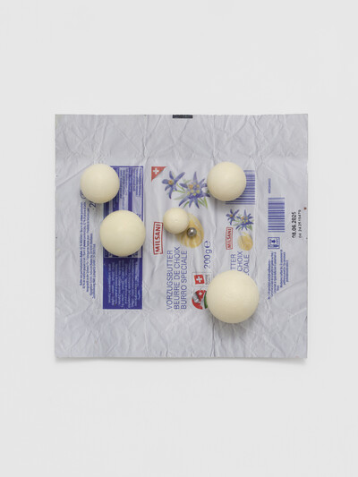 Hamish Pearch, Butters (Pluto), 2025, UV print on aluminium, stainless steel, oil paint, fixings, 37.5 x 39 x 10 cm, unique - © sans titre