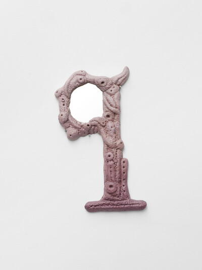 Justin Fitzpatrick, Dial Q I, 2025, resin and mirror, 18 x 11 x 1.5 cm, unique - © sans titre