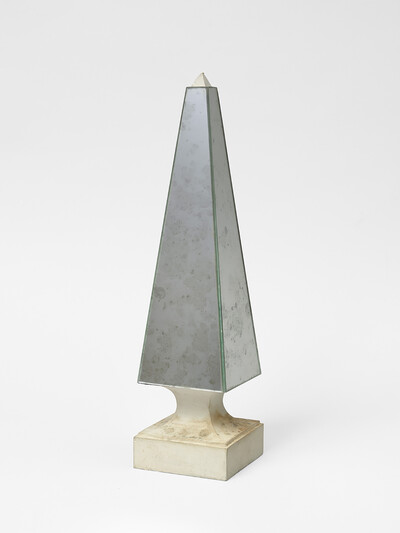 In the style of Serge Roche, Obélisque, circa 1935-1940, stuccoed wood and mirror, 36.5 x 9.5 x 9.5 cm - © sans titre