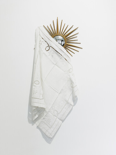 Latifa Echakhch, Fantôme, 2011, Chaty Vallauris mirror and old linen, 120 x 55 cm, unique - © sans titre